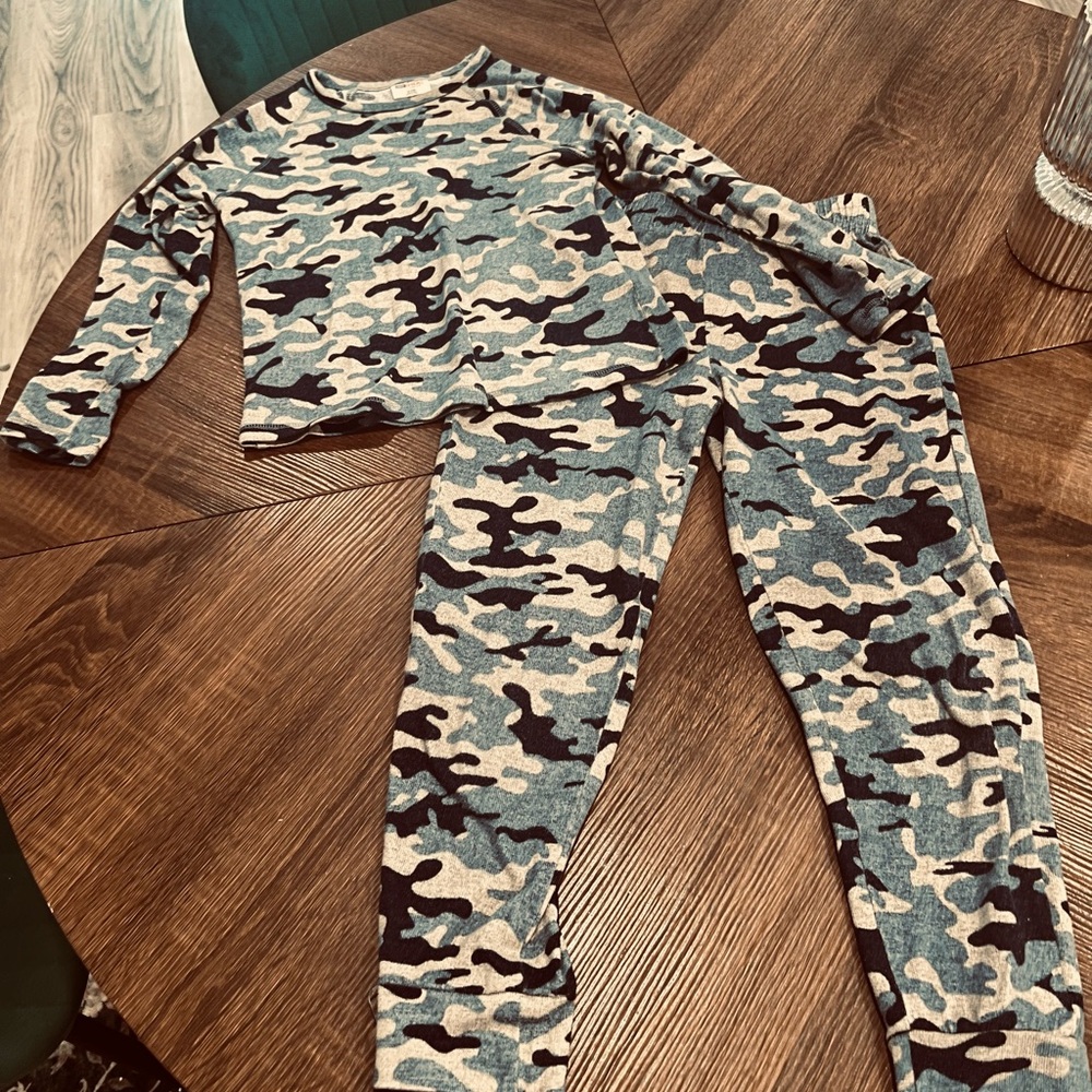 Cozy warm Camouflage Long pajamas kids size 7/8